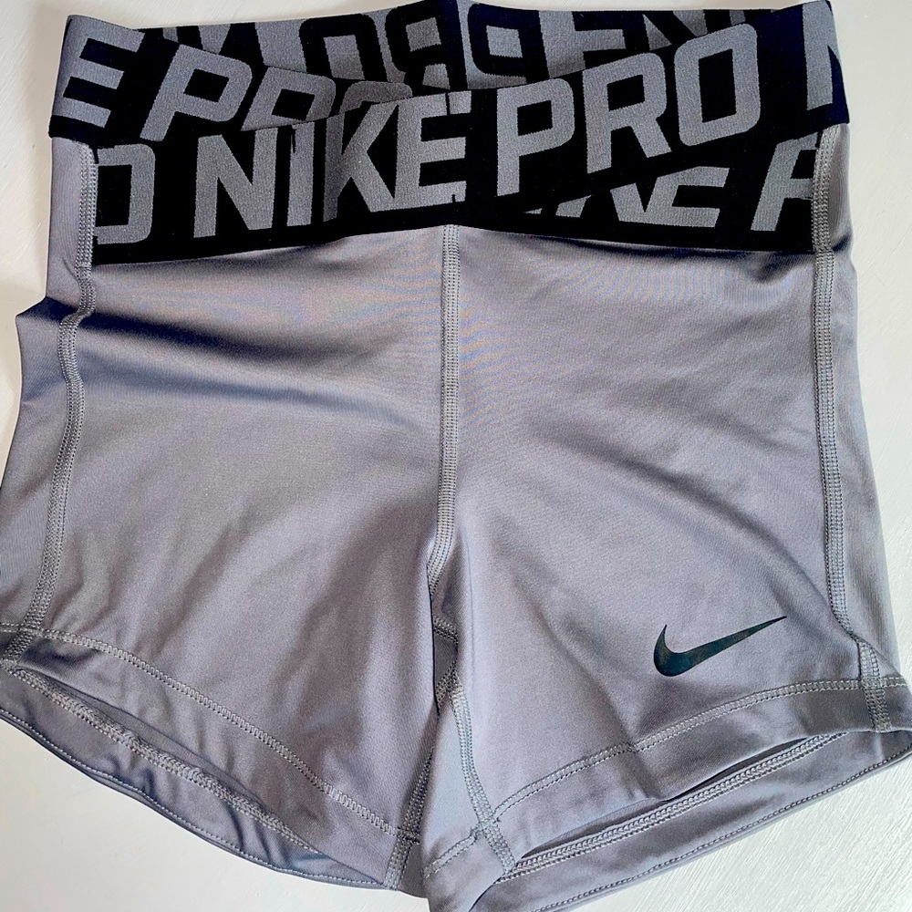 Women’s XS Gray Nike Pros Dri Fit Criss Cross training shorts
